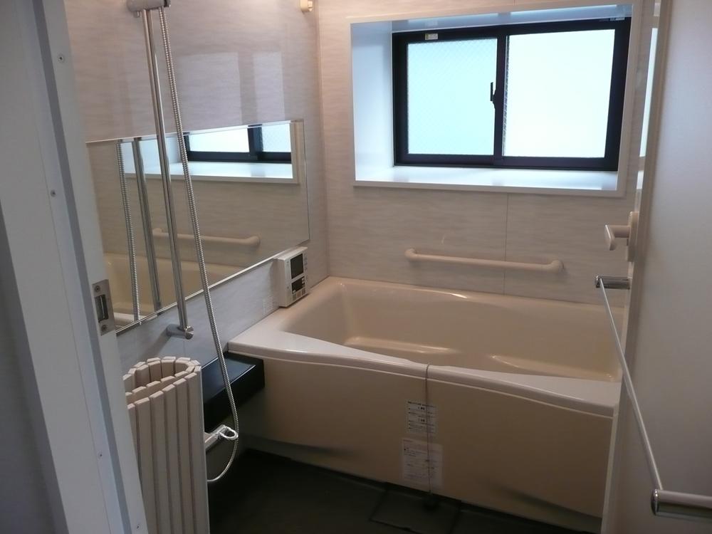 Bathroom. Bathroom with a window. Mist sauna, It is with a dryer. (November 2013) Shooting