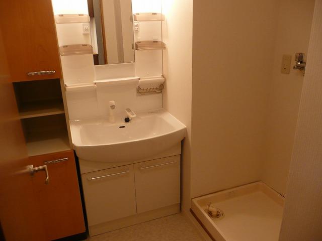Wash basin, toilet. Wash dressing room