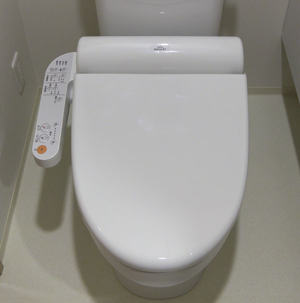 Toilet.  [Water-saving toilet (water usage 70% cut)] Powerful washed with a small amount of water than the company's conventional product, About 70% of water-saving toilet that made it possible to save water bill has been adopted (same specifications)