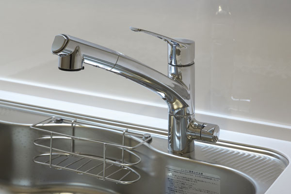 Kitchen.  [Kitchen clause hot water shower faucet] "Fushiyu shower faucet" has been adopted that can be used comfortably even with a small hot water. Also, water filter ・ Toray "Torebino" has been standard equipment (same specifications)