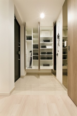 Entrance of the shoe closet. You can store plenty of the family of shoes. Since the shelf is a movable, Shoes also can be stored there, such as height boots. Also provided fresh umbrella