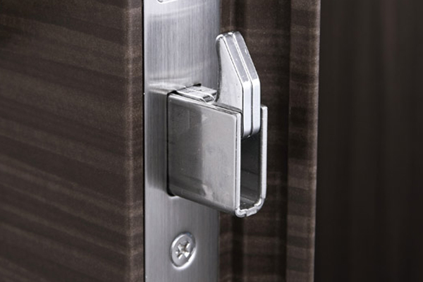 Security.  [Sickle-type deadbolt] Adopted Kamashiki dead bolt on both of the lock provided in the two places of the entrance door. By firmly fixing the door and door frame, It prevents incorrect lock, such as a pry bar by the (same specifications)