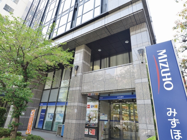 KOHYO Shinsaibashi store (4 minutes, about 310m walk). Side dish of fresh food and store cooking is rich. There is also Seijo Ishii corner and wine corner, will become a reassuring return home is the people who tend to be slow