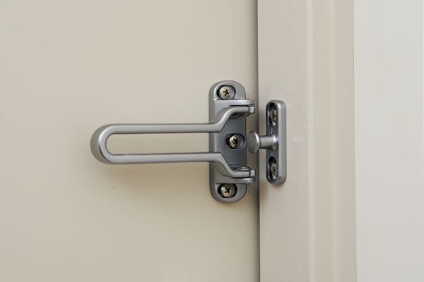 earthquake ・ Disaster-prevention measures.  [Tai Sin Door Guard] If the door is deformed in a state of setting the Door Guard by the earthquake or the like, Released disabled and likely to be are taken into account, Clearance is provided in the arm portion (same specifications)