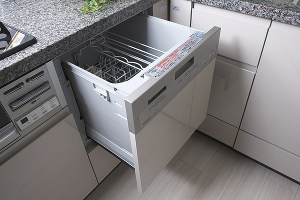 Kitchen.  [Dishwasher] Because of the slide opening ceremony, Standard equipment capable Dishwasher and out of in a comfortable position. It is an economical water-saving type (same specifications)