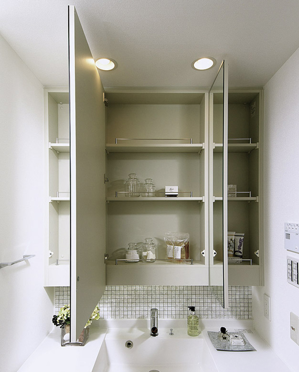 Bathing-wash room.  [Three-sided mirror back storage] Face care is comfortable, Adopt a heater with a three-sided mirror defogging. The Kagamiura have Maeru space is provided and cosmetics (same specifications)