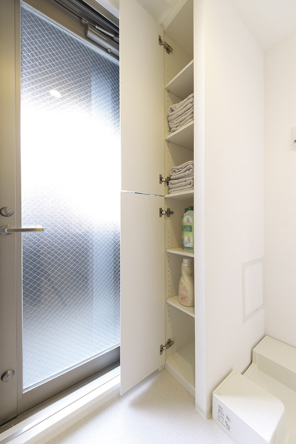 Bathing-wash room.  [Linen cabinet] Set up a convenient linen cabinet to wash room for storage, such as bath towels and face towel. Change of clothes and toiletries after bathing also taken out immediately (same specifications)