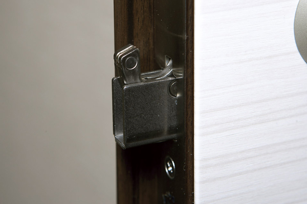 Security.  [Deadbolt lock with sickle] Strong to pry such as by bar, Adopt a dead bolt lock with sickle. Protruding dead bolt is in sickle, Enhances the security of the entrance door (same specifications)