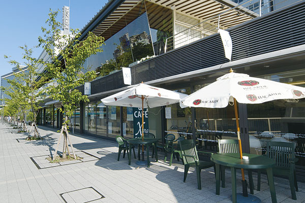 Surrounding environment. As a place of relaxation during the day that you can leisurely stroll the riverside, As a romantic waterfront spot at night, which is beautifully lit up, Stylish cafe riverside has become a healing space. Delicious and can be enjoyed in the best locations that have been lit up a reasonable drinks and cuisine. A couple, With friends and colleagues, Feel free to Tachiyoreru cafe even one person (Crossing Garden / 7 min walk ・ About 530m)
