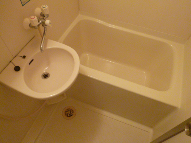 Bath. It comes with a wash basin ☆