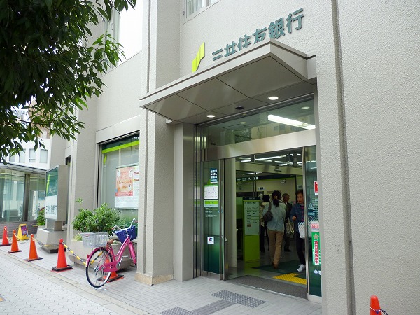 Bank. Sumitomo Mitsui Banking Corporation 100m to the valley six (Bank)