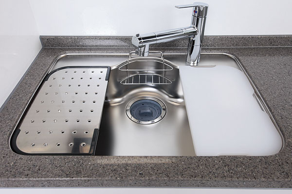 Kitchen.  [Stainless wide silent sink] Water is stainless quiet sink to reduce the I sound, Wide size washable comfortably well as a large pot. Draining plate and cutting board comes standard with (same specifications)