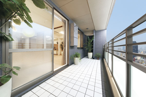 balcony ・ terrace ・ Private garden.  [balcony] Balcony leading to the airy living room, So that it can also be used as outdoor living, Depth has been sufficient (B type model room)