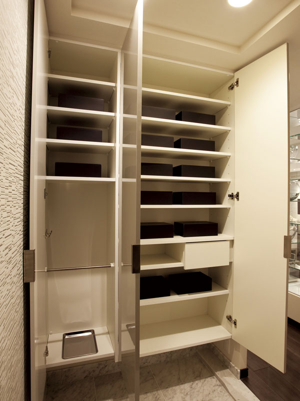 Receipt.  [Entrance storage] In addition to boots can also be housed in the easier, Rich tall type of footwear storage of umbrella storage space is also equipped amount of storage has been adopted ※ A ・ Except A1 type (same specifications)