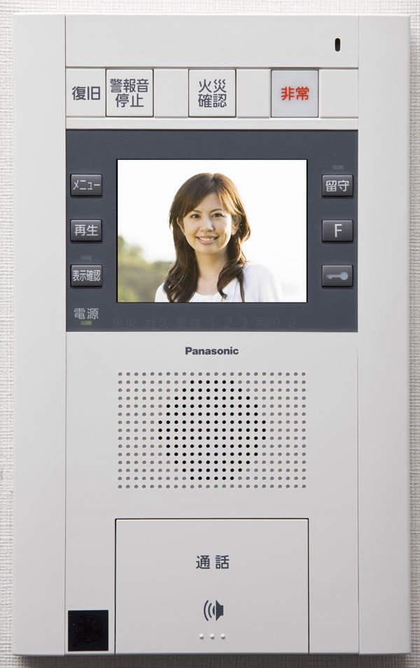 Security.  [Intercom with color monitor] From the installed intercom with color monitor in the living room of each dwelling unit, Auto-lock system that set the entrance door of the entrance can be unlocked. Since the visitor can see in the video and audio, It difficult to suspicious individual intrusion, It can also support within the dwelling unit to troublesome door-to-door sales staff (same specifications)