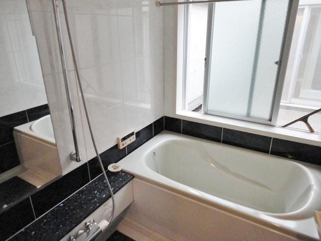 Bathroom. The window is there dried ・ Open-minded spacious bathroom with a of enhancement of heating and other equipment