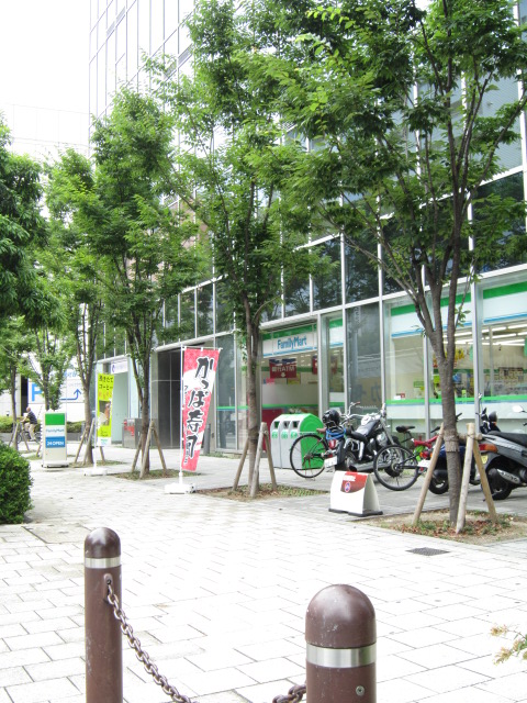 Convenience store. FamilyMart Honmachibashi store up (convenience store) 141m