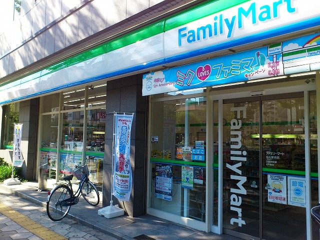 Convenience store. 250m to FamilyMart Honmachibashi store (convenience store)