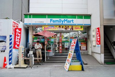 Convenience store. 100m to a convenience store (convenience store)