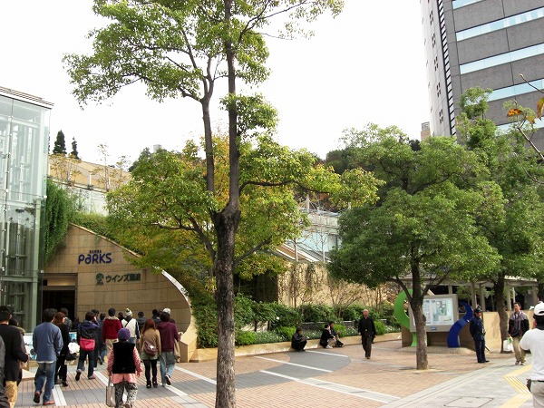 Shopping centre. 900m to Namba Parks (shopping center)