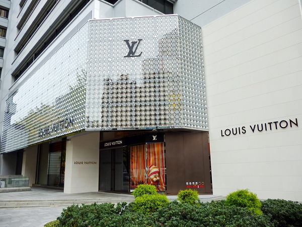 Shopping centre. Louis Vuitton 200m to Shinsaibashi (shopping center)