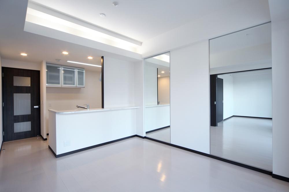 Same specifications photos (living). Completion photos (inverted) same specification