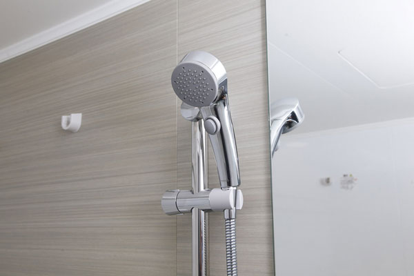 Bathing-wash room.  [Water-saving hand shower head] Adopt a luxury water-saving hand shower head. It is eco specifications can stop water at hand of the switch (same specifications)