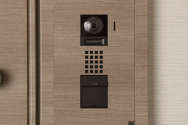 Security.  [Intercom slave unit with a camera] Standard equipped with a camera-equipped intercom even before dwelling unit entrance. Not shared entrance only, You can re-check the visitors with a color monitor is also prior to the unlocking of the entrance door (same specifications)