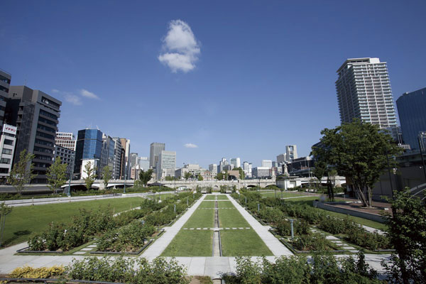 Surrounding environment. Downtown oasis with extensive grounds, Immediately to Nakanoshima Park (4-minute walk ・ About 310m). Rose garden, which rose about 310 varieties bloom Ya, Lawn open space to play and run around, There is such a fashionable restaurant