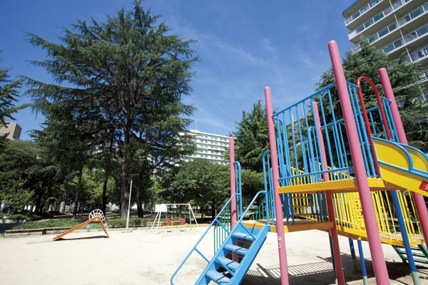 Surrounding environment. The middle a large park of going to Temmabashi Station. Playground equipment also enhance, We crowded also as a playground of children north Oe park (5-minute walk ・ About 330m)