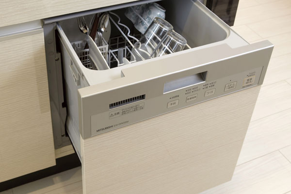 Kitchen.  [Dish washing and drying machine] Easy to out of the dish, Top-in method to receive even water dripping. Water-saving with reduced sound and use the amount of water at the time of driving ・ Is a low-noise type (same specifications)