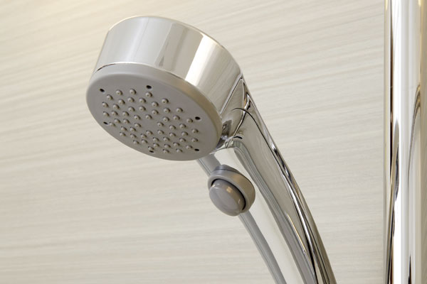 Bathing-wash room.  [Spray click shower] Without the handle operation, Simply press the hand of the button attached to the shower head, Spouting ・ You can stop water, It leads to water-saving (same specifications)