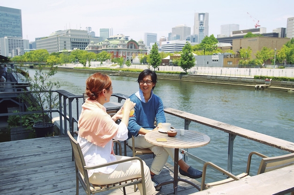 After a holiday stroll, A cup of tea in the riverbed "Kitahama Terrace" overlooking the Nakanoshima. River wind stroking the cheek pleasant (MOTO COFFEE ・ About 390m)