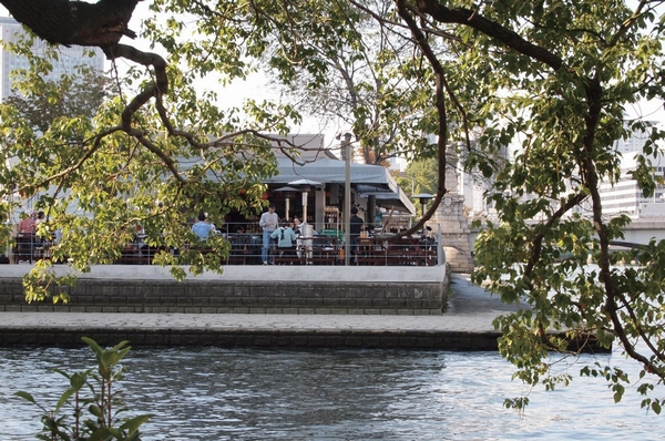  [R Riverside Grill & Beer Garden / 8 min. Walk] Limited beer garden in the rose garden of Nakanoshima in the park. Babble of the river is cool to the ear. All season OK (about 590m)