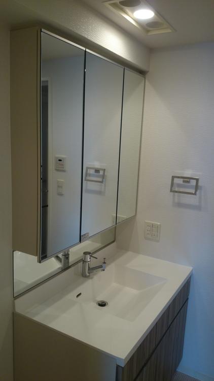 Wash basin, toilet. Convenient three-sided mirror with hair set.