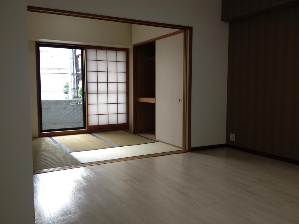 Living. Spacious, It is a form of living close to the square. About 19 Pledge in conjunction with the Japanese-style room