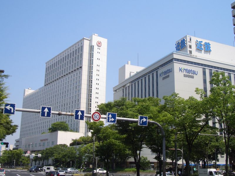 Shopping centre. Kintetsu Uehonmachi until the (shopping center) 293m