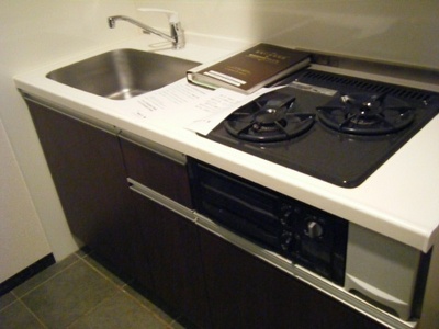 Kitchen. Two-burner stove with grill Arm of the dishes is likely to rise. 