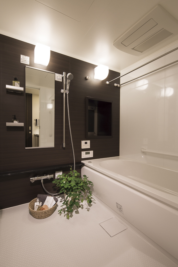 Bathing-wash room.  [Bathroom] It is wrapped in comfort from the moment you enter, Magnificent bathroom with grace. Accent panel of dark color to white was the keynote space to draw a vivid contrast, Heal deeply the mind and body brings the quality of relaxation ( ※ )