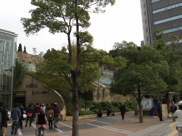 Shopping centre. 1000m to Namba Parks (shopping center)