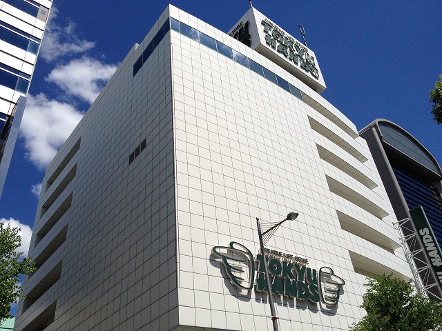 Shopping centre. Tokyu Hands Shinsaibashi store until the (shopping center) 447m