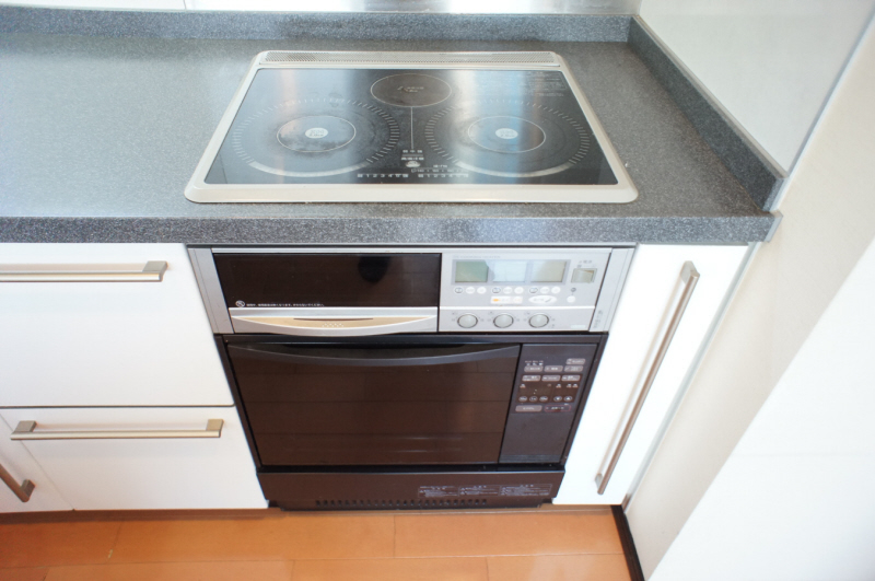 Kitchen. IH3 burner stove ・ Microwave Oven