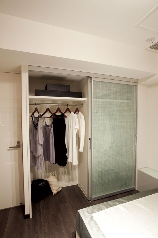 Receipt.  [Storage space] Closet with abundant storage capacity has been installed in the Western-style. Easy-to-use shelf, etc., Good command of it freely depending on the wardrobe. Since there is no need to put extra furniture in the living room, To achieve the neat living in simple ( ※ )