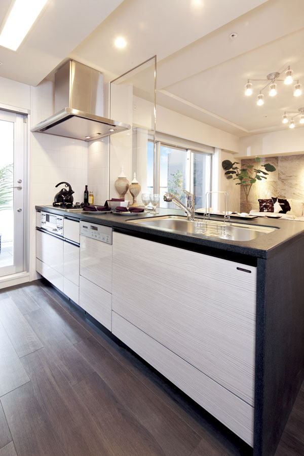 Kitchen.  [kitchen] Good system kitchen usability that combines functional beauty and design, Counter with a face-to-face (except for some). The kitchen counter has been adopted by the artificial marble to keep the beauty and easy to clean ( ※ )