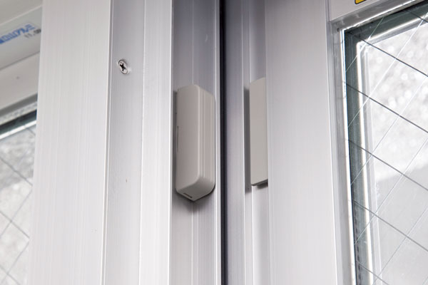 Security.  [Security sensors] To the entrance door and windows of all dwelling units, Magnet sensor to check the illegal intrusion is equipped with (same specifications)