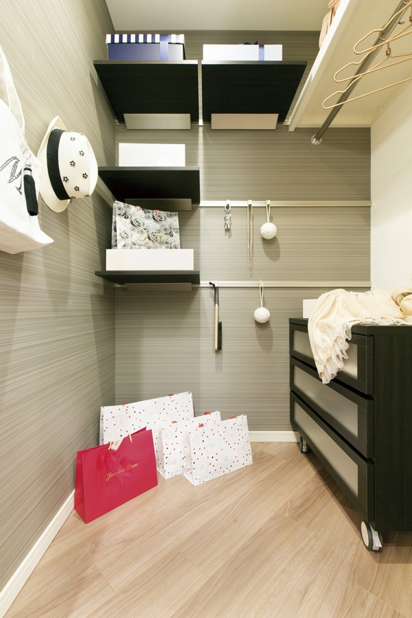 Large walk-in closet that luggage can also be put away while organizing bulky. Since also comes with a pillow shelf at the top, Useful when you put away the box product