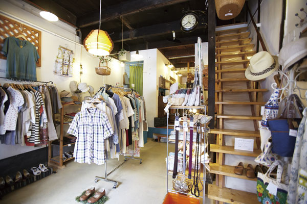 Surrounding environment. The store of the natural taste, It is sorted, such as select retro cute miscellaneous goods and overseas vintage picture books from Europe and Japan, "nico +" (an 8-minute walk ・ About 620m)