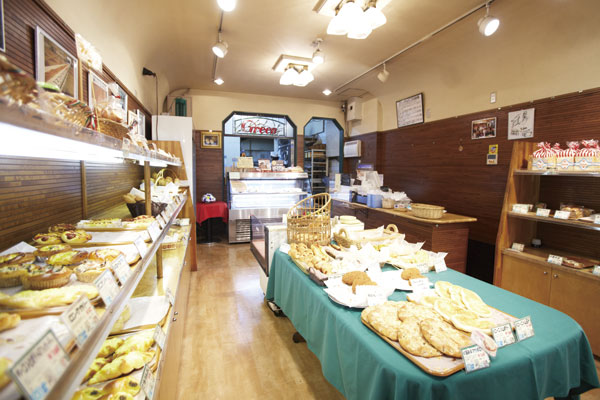 Surrounding environment. Various bread and also popular cream puffs! Founded 61 years of long-established bakery "GREEN" (a 9-minute walk ・ About 680m)