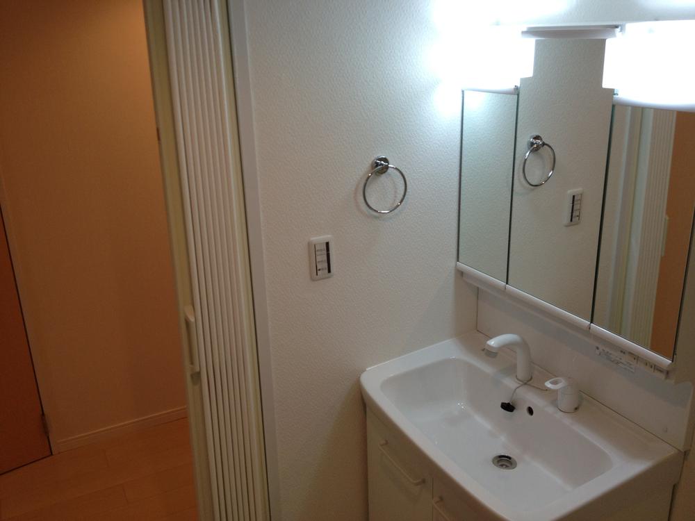 Wash basin, toilet. Three-sided mirror + shampoo dresser, Pat outing previous set!