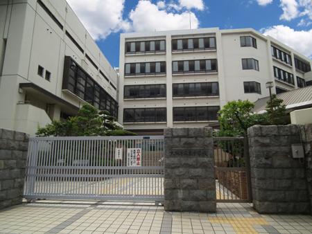 Junior high school. A 10-minute walk from the 800m junior high school to the East Junior High School!